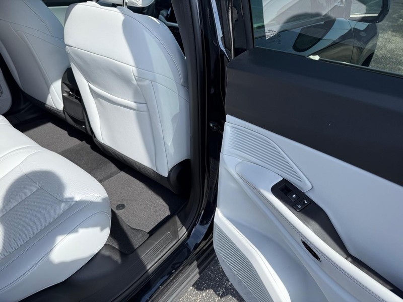 Jeep Cherokee Vehicle Full-screen Gallery Image 12
