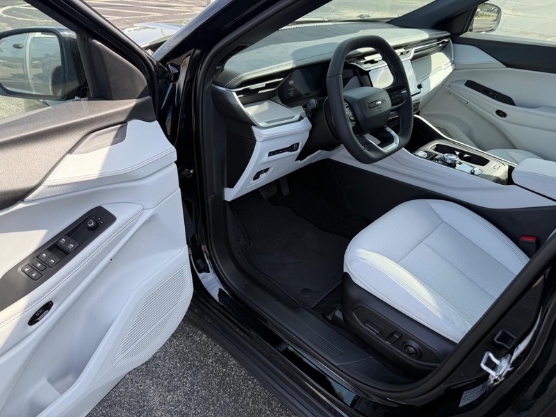 Jeep Cherokee Vehicle Full-screen Gallery Image 18