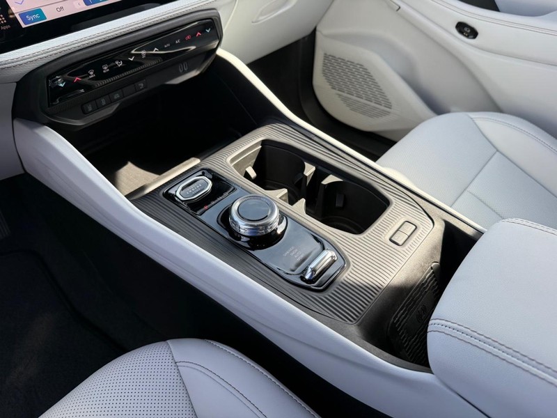 Jeep Cherokee Vehicle Full-screen Gallery Image 26