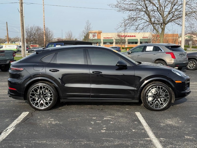 Porsche Cayenne Vehicle Full-screen Gallery Image 2