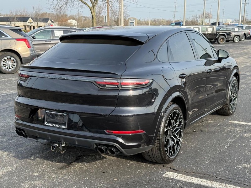 Porsche Cayenne Vehicle Full-screen Gallery Image 3