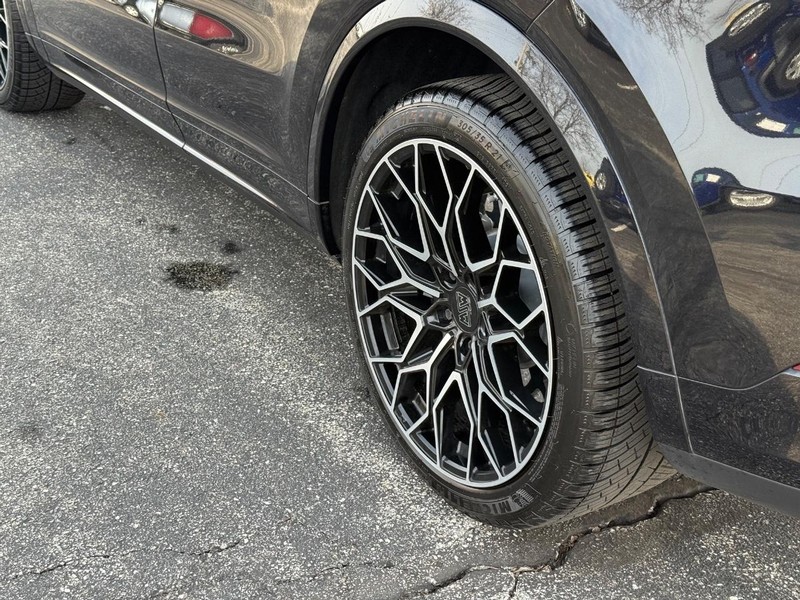 Porsche Cayenne Vehicle Full-screen Gallery Image 6