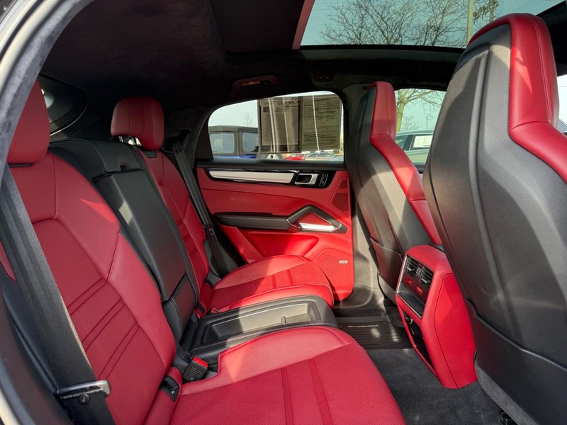 Porsche Cayenne Vehicle Full-screen Gallery Image 11