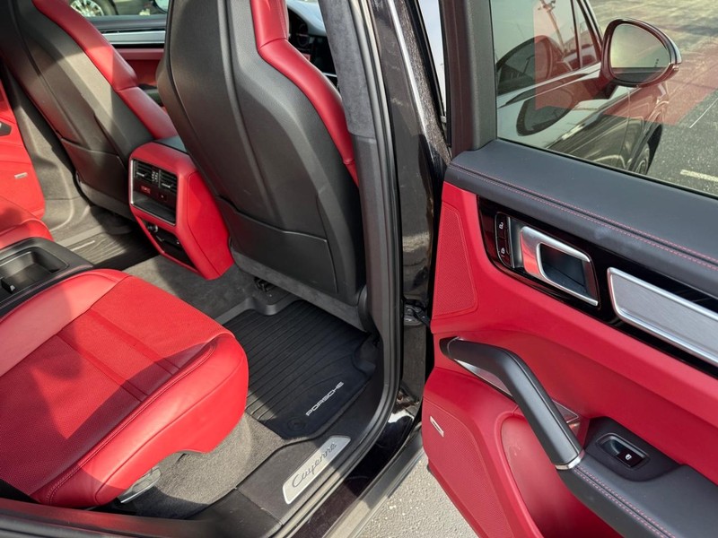 Porsche Cayenne Vehicle Full-screen Gallery Image 12