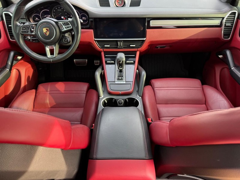 Porsche Cayenne Vehicle Full-screen Gallery Image 14