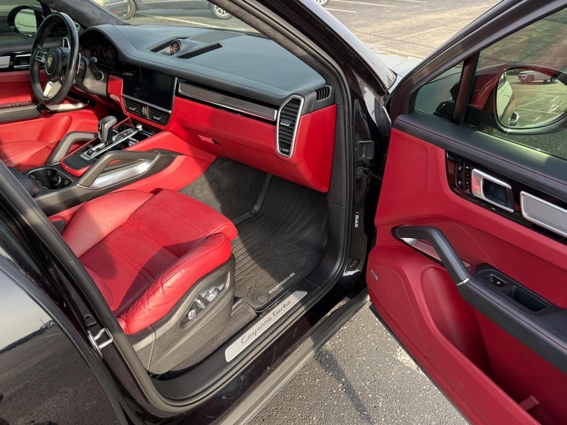 Porsche Cayenne Vehicle Full-screen Gallery Image 16