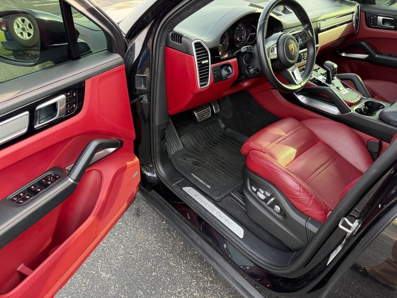 Porsche Cayenne Vehicle Full-screen Gallery Image 18