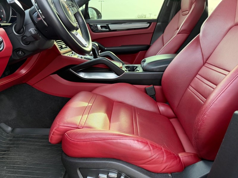 Porsche Cayenne Vehicle Full-screen Gallery Image 19