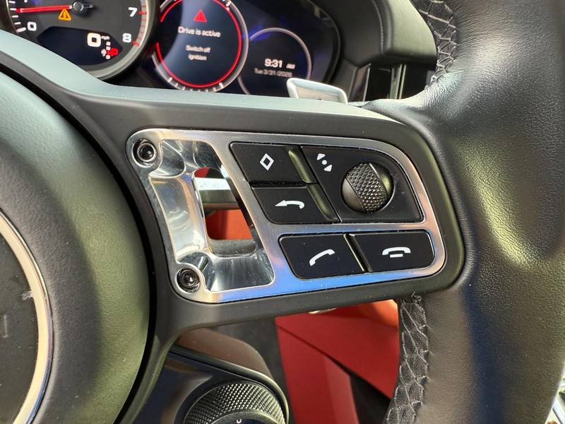 Porsche Cayenne Vehicle Full-screen Gallery Image 22