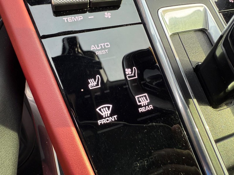 Porsche Cayenne Vehicle Full-screen Gallery Image 23