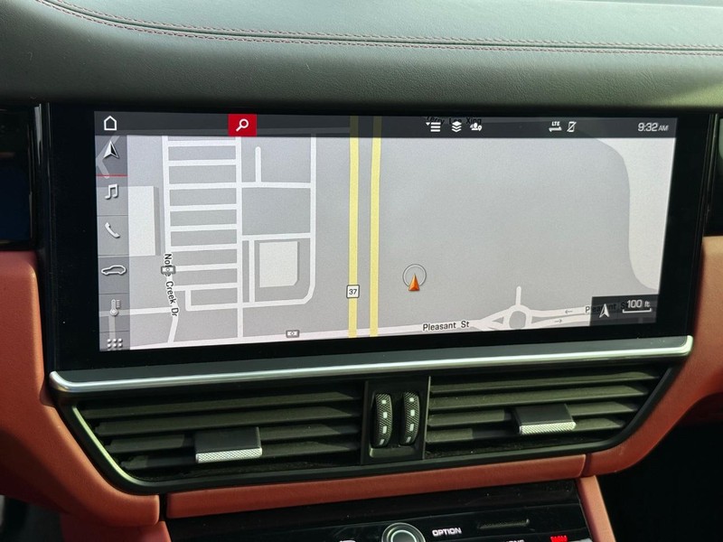 Porsche Cayenne Vehicle Full-screen Gallery Image 24