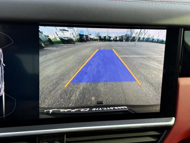 Porsche Cayenne Vehicle Full-screen Gallery Image 25