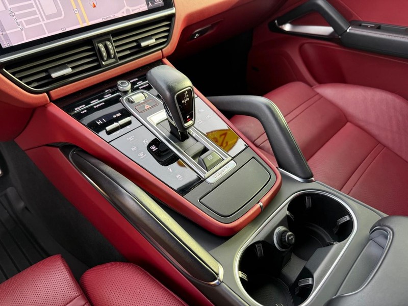 Porsche Cayenne Vehicle Full-screen Gallery Image 26