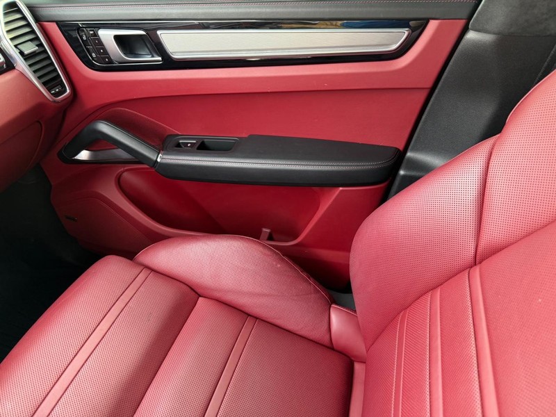 Porsche Cayenne Vehicle Full-screen Gallery Image 27