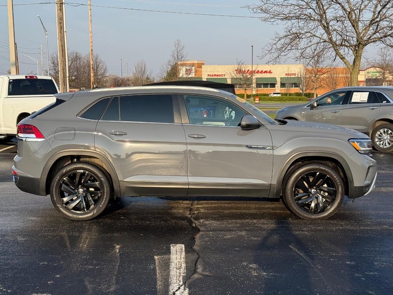 Volkswagen Atlas Cross Sport Vehicle Full-screen Gallery Image 2