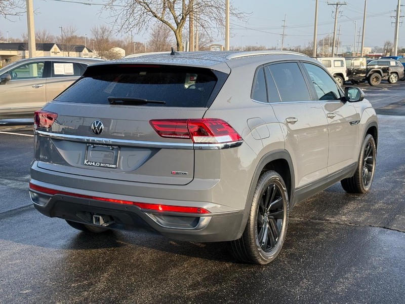 Volkswagen Atlas Cross Sport Vehicle Full-screen Gallery Image 3