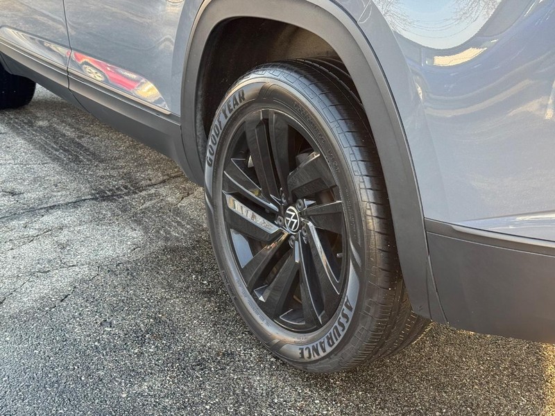 Volkswagen Atlas Cross Sport Vehicle Full-screen Gallery Image 6