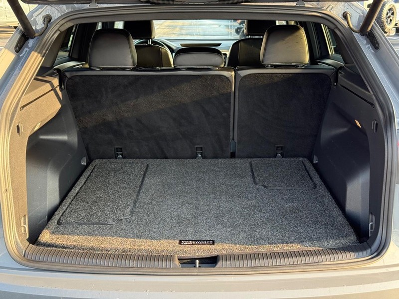 Volkswagen Atlas Cross Sport Vehicle Full-screen Gallery Image 7