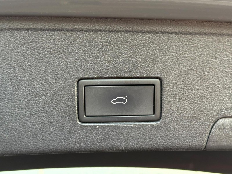 Volkswagen Atlas Cross Sport Vehicle Full-screen Gallery Image 8