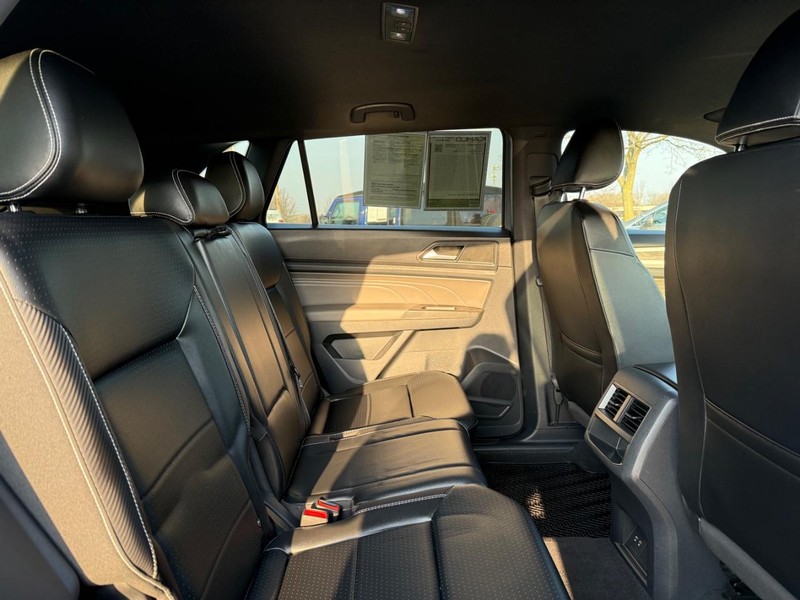 Volkswagen Atlas Cross Sport Vehicle Full-screen Gallery Image 11