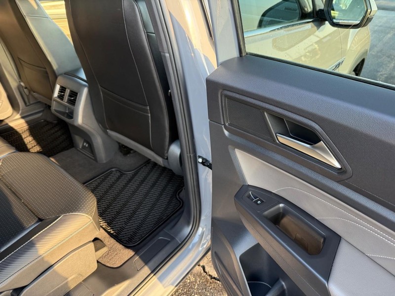 Volkswagen Atlas Cross Sport Vehicle Full-screen Gallery Image 12