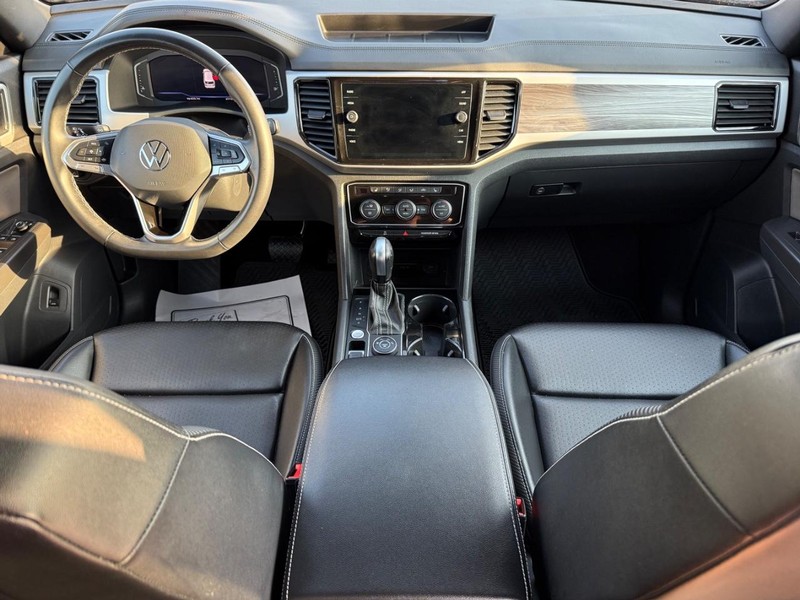 Volkswagen Atlas Cross Sport Vehicle Full-screen Gallery Image 13