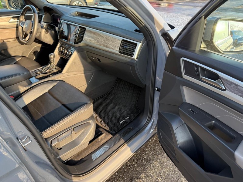Volkswagen Atlas Cross Sport Vehicle Full-screen Gallery Image 15