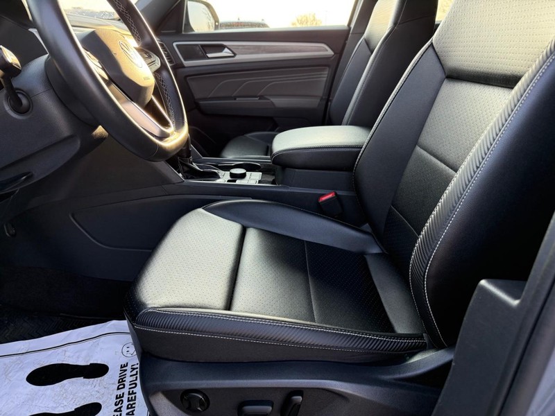 Volkswagen Atlas Cross Sport Vehicle Full-screen Gallery Image 18