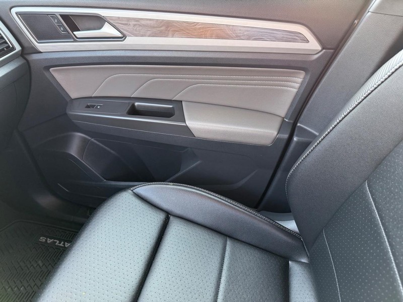 Volkswagen Atlas Cross Sport Vehicle Full-screen Gallery Image 28