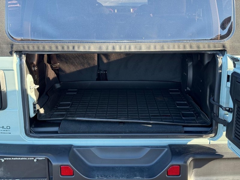 Jeep Wrangler Vehicle Full-screen Gallery Image 7