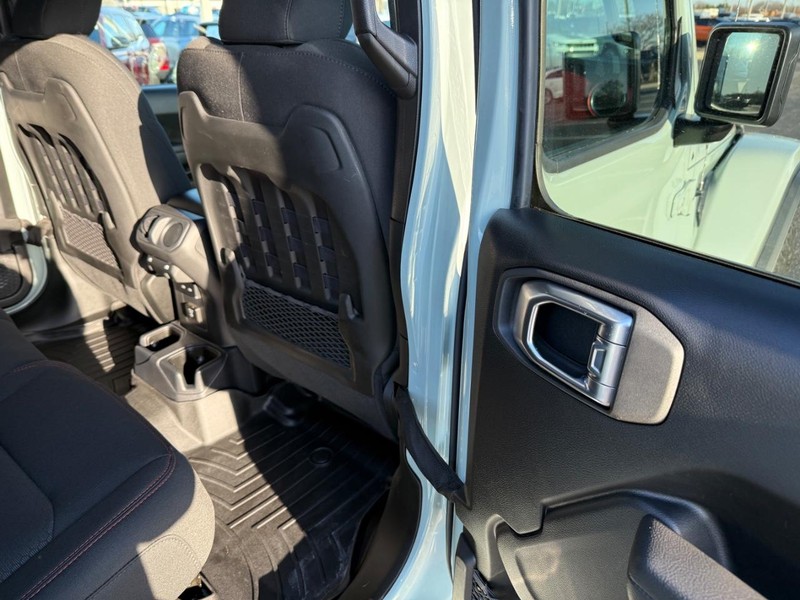 Jeep Wrangler Vehicle Full-screen Gallery Image 11