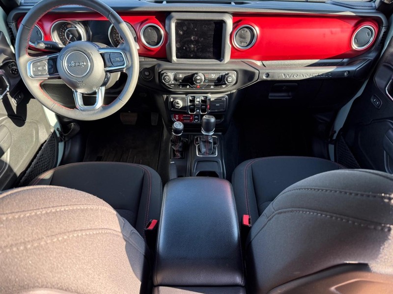 Jeep Wrangler Vehicle Full-screen Gallery Image 12