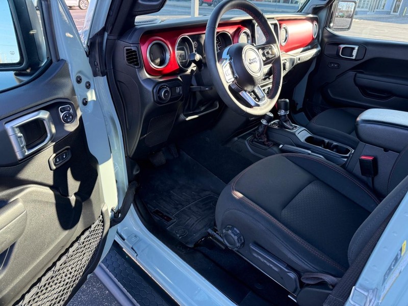 Jeep Wrangler Vehicle Full-screen Gallery Image 16