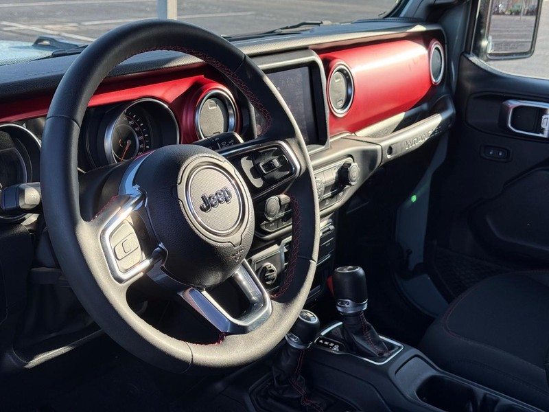 Jeep Wrangler Vehicle Full-screen Gallery Image 18