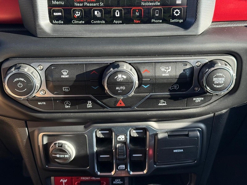 Jeep Wrangler Vehicle Full-screen Gallery Image 24