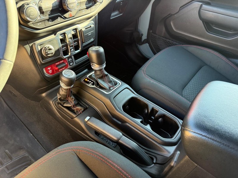 Jeep Wrangler Vehicle Full-screen Gallery Image 25