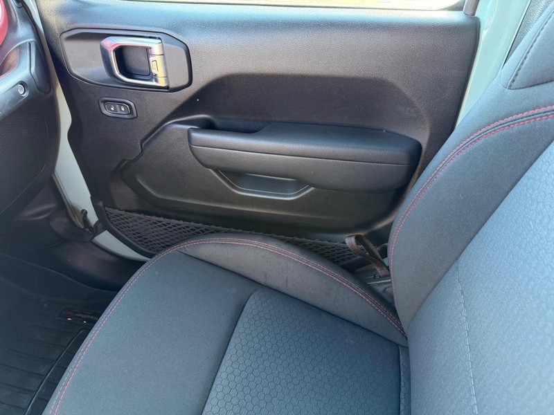 Jeep Wrangler Vehicle Full-screen Gallery Image 26