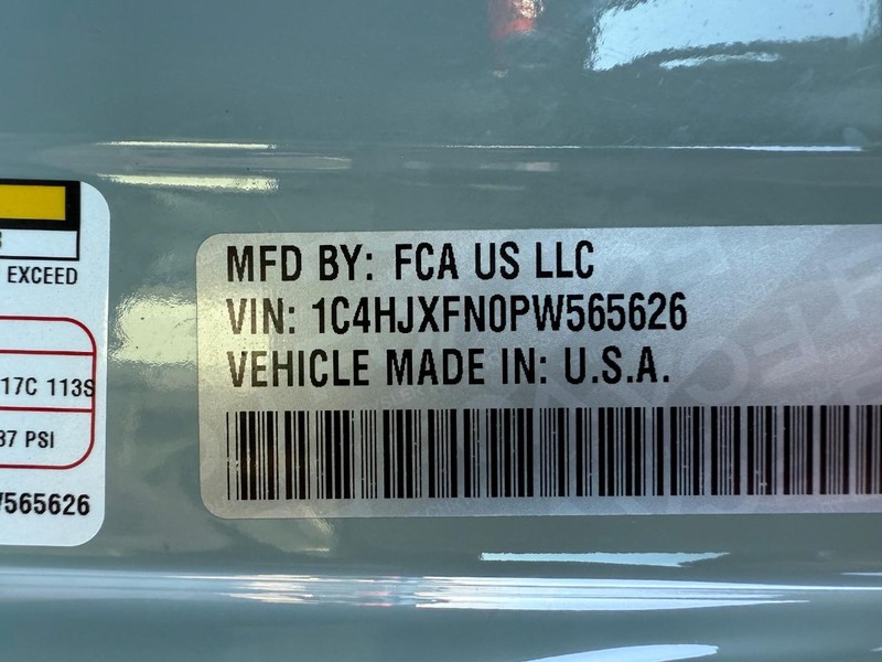 Jeep Wrangler Vehicle Full-screen Gallery Image 30