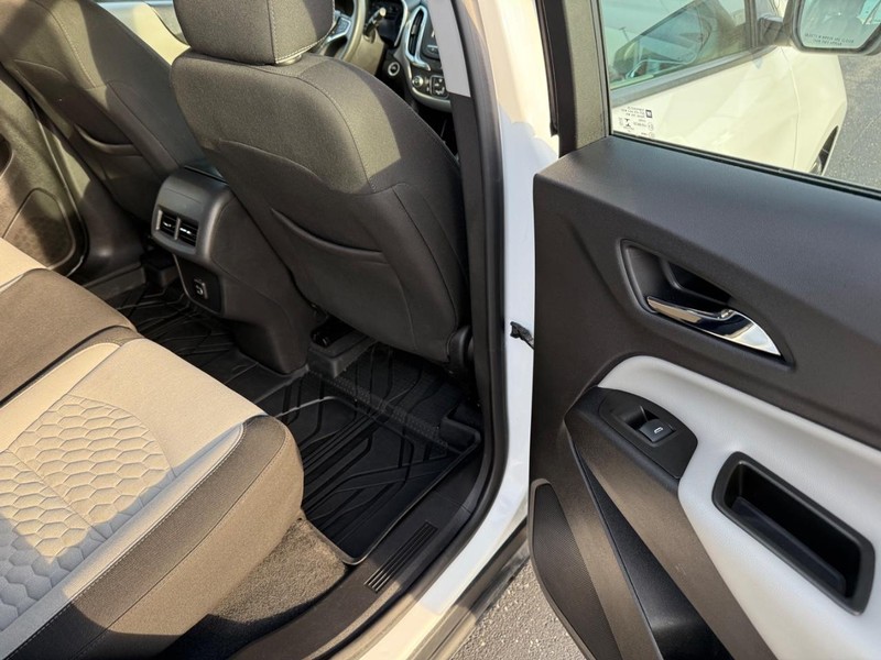 Chevrolet Equinox Vehicle Full-screen Gallery Image 11
