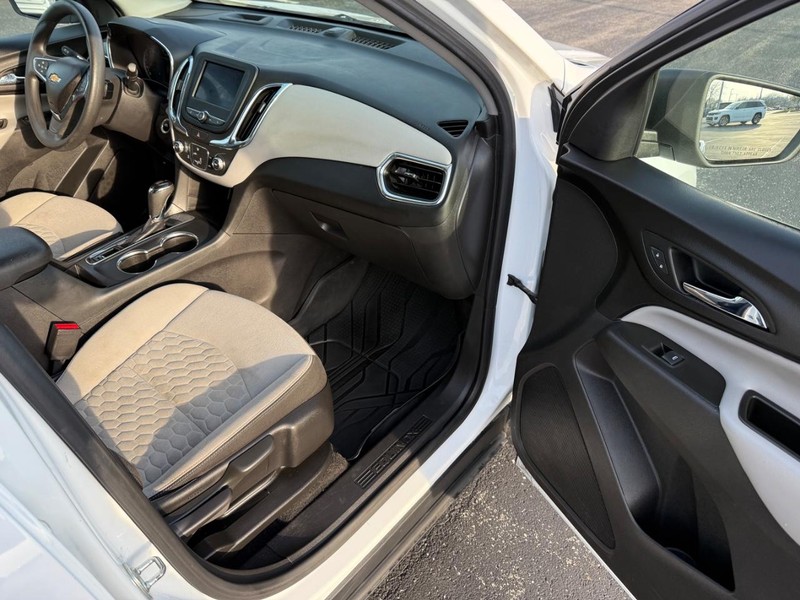 Chevrolet Equinox Vehicle Full-screen Gallery Image 14