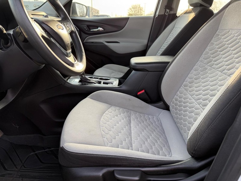 Chevrolet Equinox Vehicle Full-screen Gallery Image 17