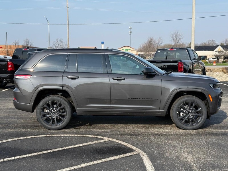 Jeep Grand Cherokee Vehicle Full-screen Gallery Image 2