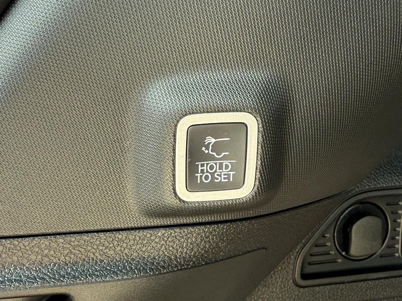 Jeep Grand Cherokee Vehicle Full-screen Gallery Image 8