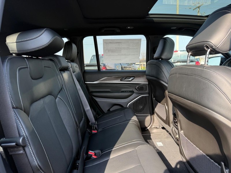 Jeep Grand Cherokee Vehicle Full-screen Gallery Image 11