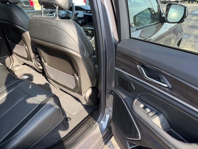 Jeep Grand Cherokee Vehicle Full-screen Gallery Image 12