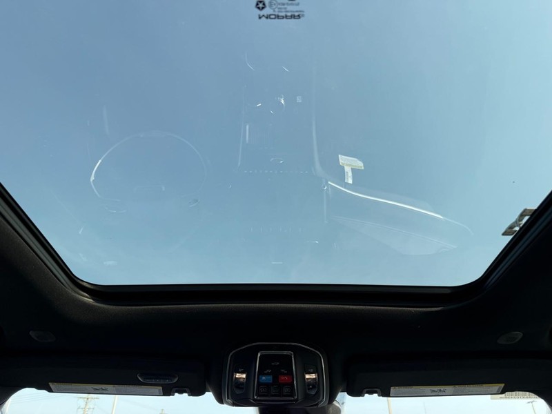 Jeep Grand Cherokee Vehicle Full-screen Gallery Image 13