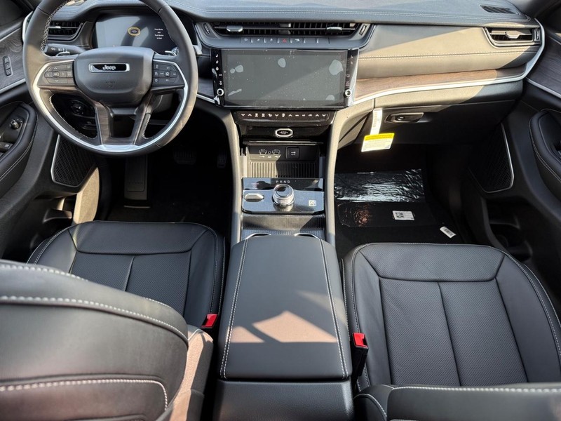 Jeep Grand Cherokee Vehicle Full-screen Gallery Image 14