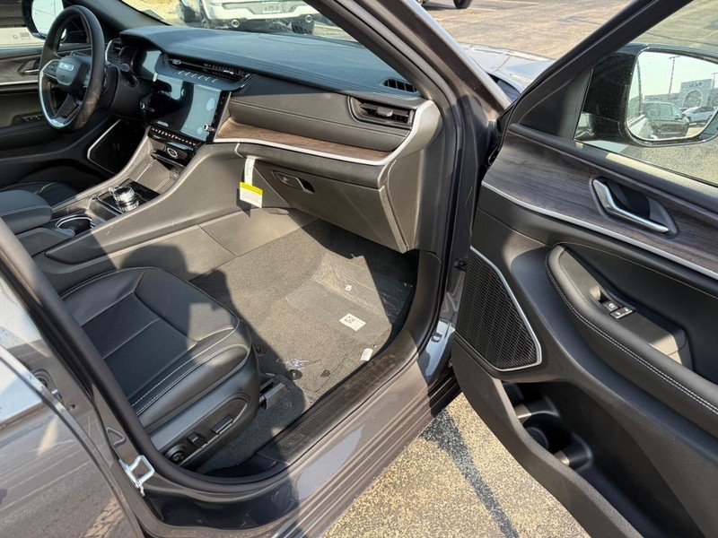 Jeep Grand Cherokee Vehicle Full-screen Gallery Image 16