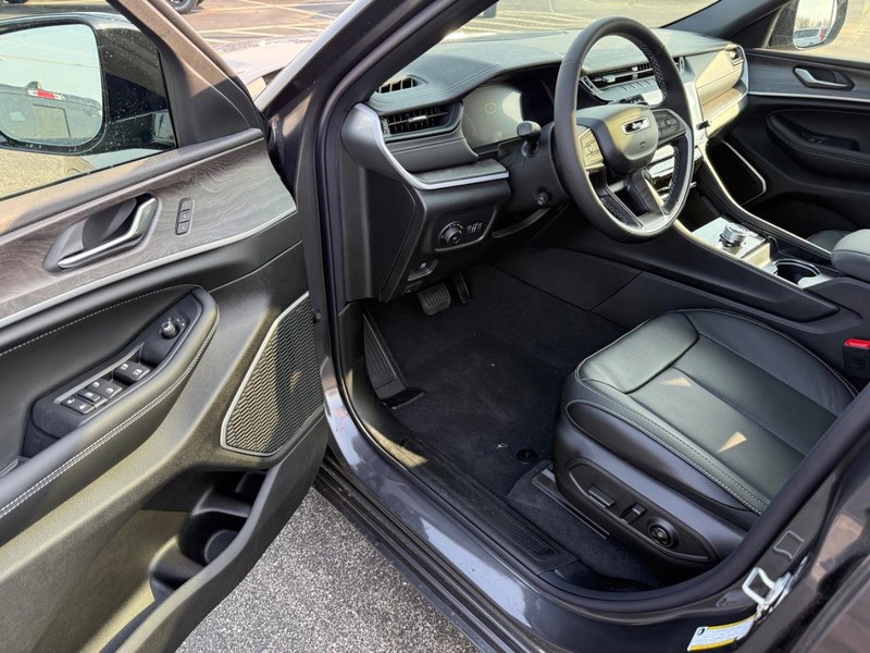 Jeep Grand Cherokee Vehicle Full-screen Gallery Image 18