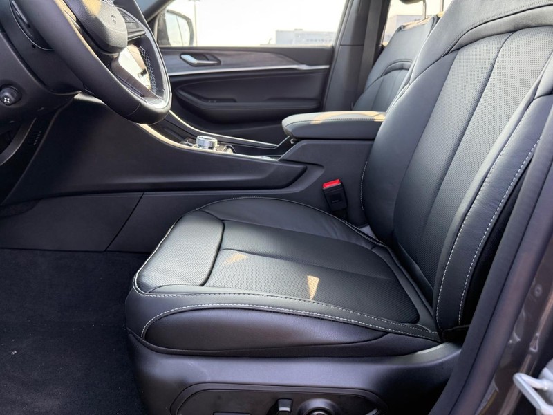 Jeep Grand Cherokee Vehicle Full-screen Gallery Image 19